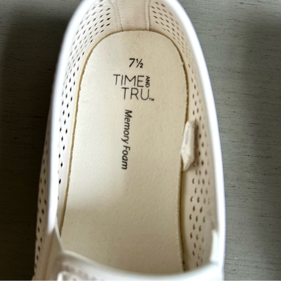 Time & Tru NEW Memory Foam Perforated White Slip-Ons Sneaker Women 7.5 Classic - Picture 5 of 12